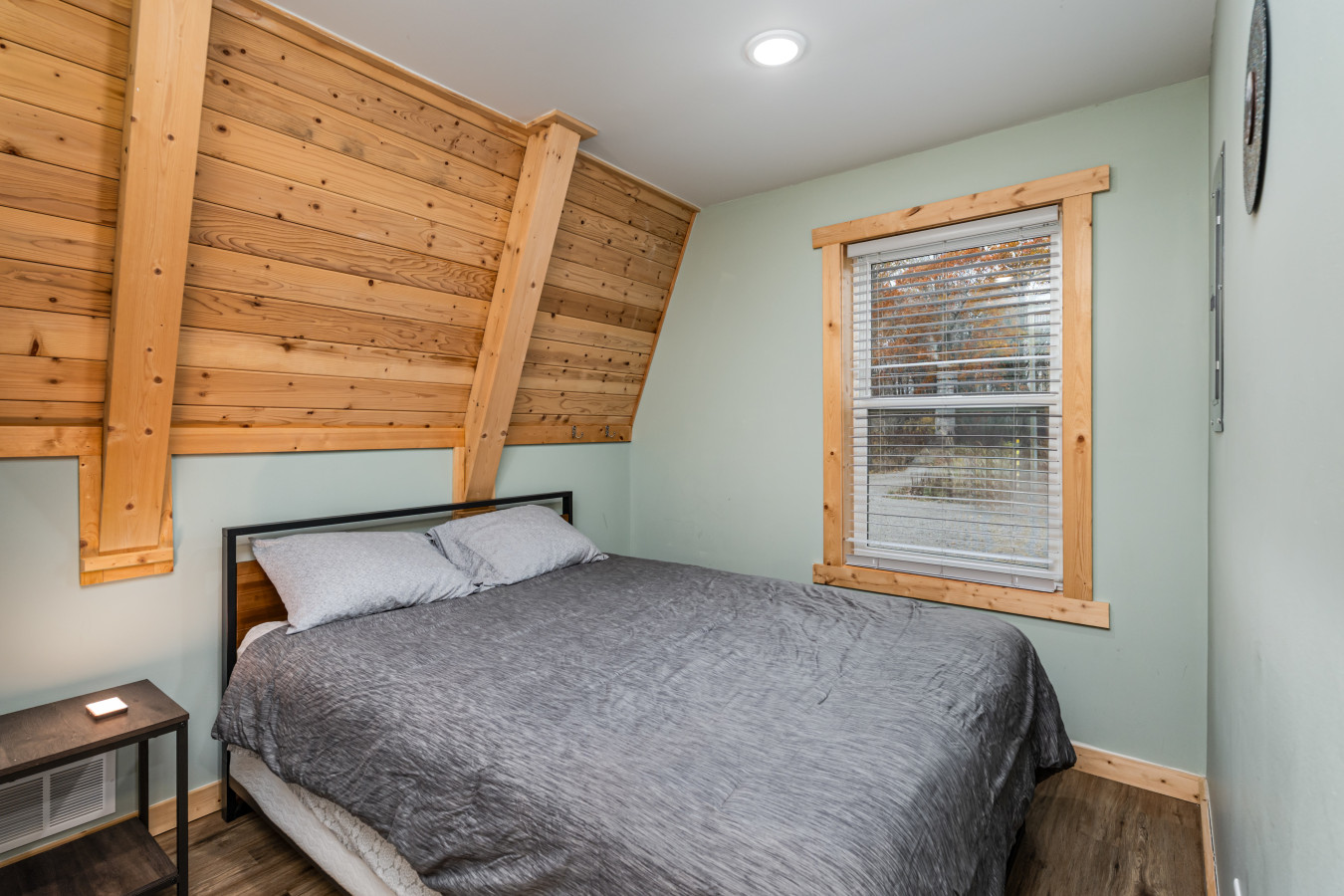 First-floor queen bedroom