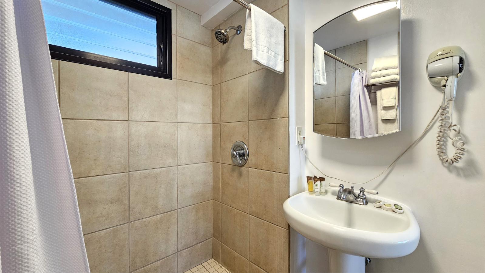 WGH 422 · Suite 422 at The Waikiki Grand | Photo 7