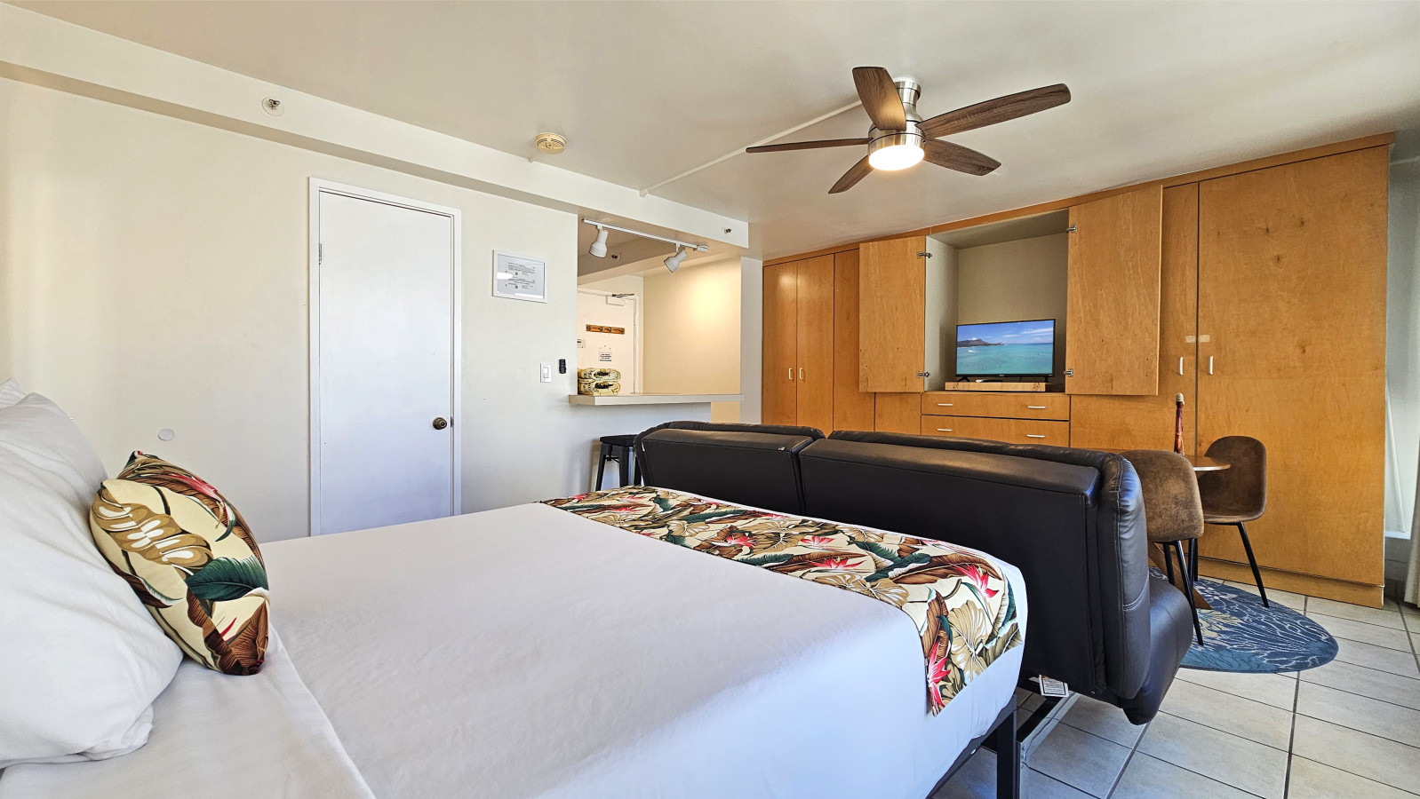 WGH 422 · Suite 422 at The Waikiki Grand | Photo 4