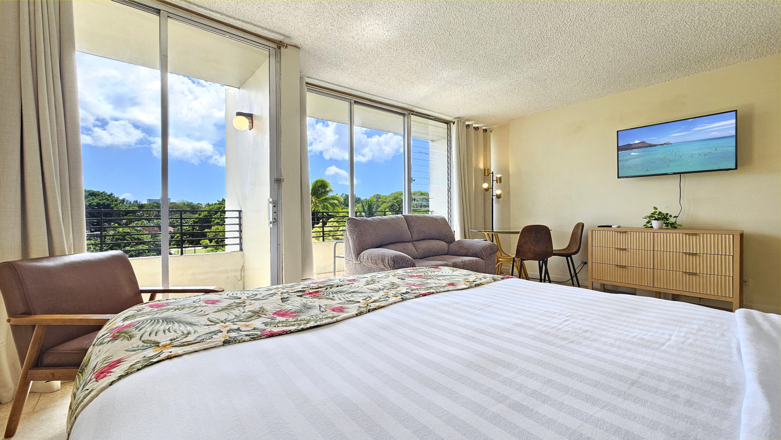 WGH 412 · Large Studio Waikiki Grand Hotel | Photo 10