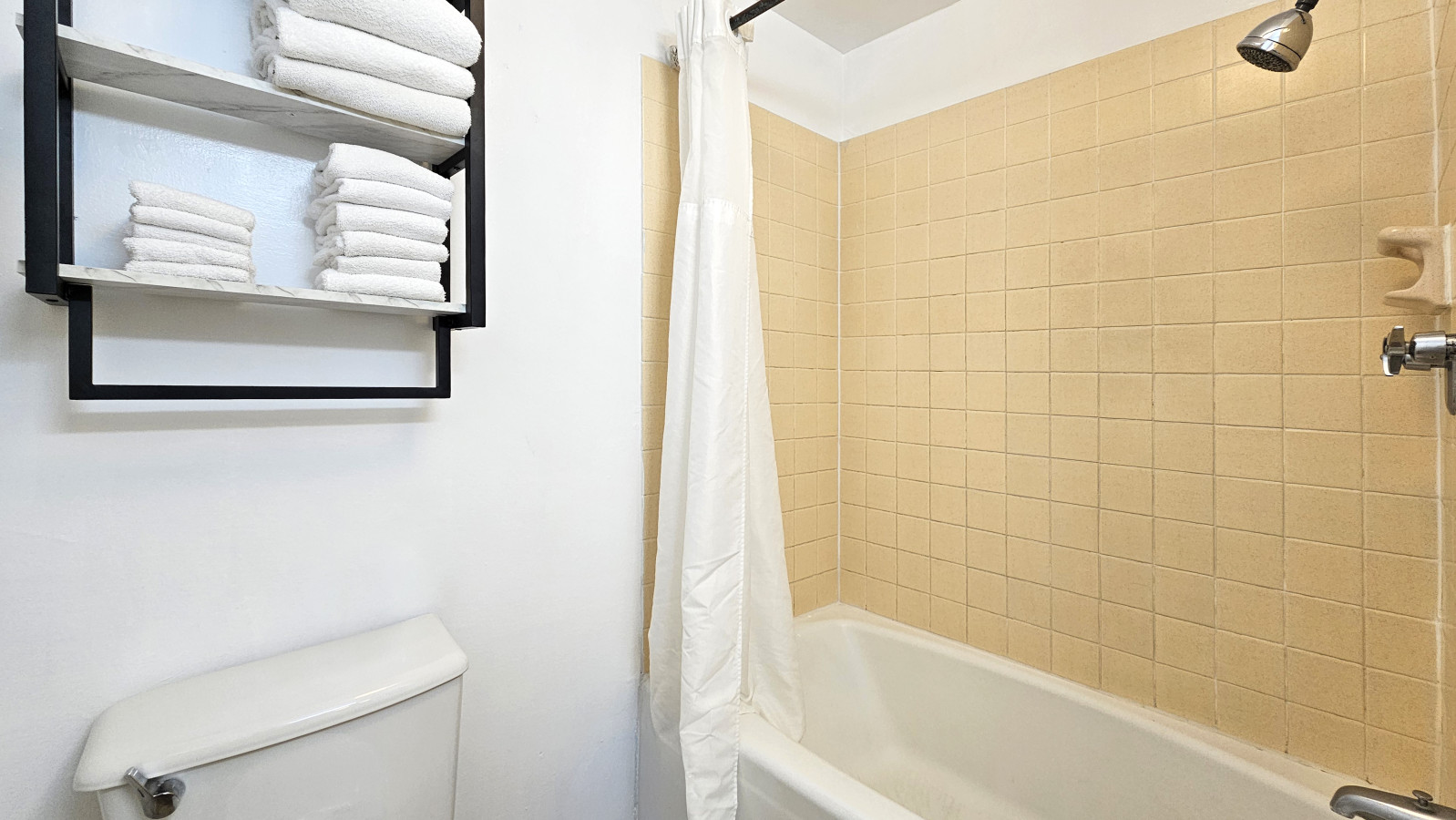 WGH 412 · Large Studio Waikiki Grand Hotel | Photo 13