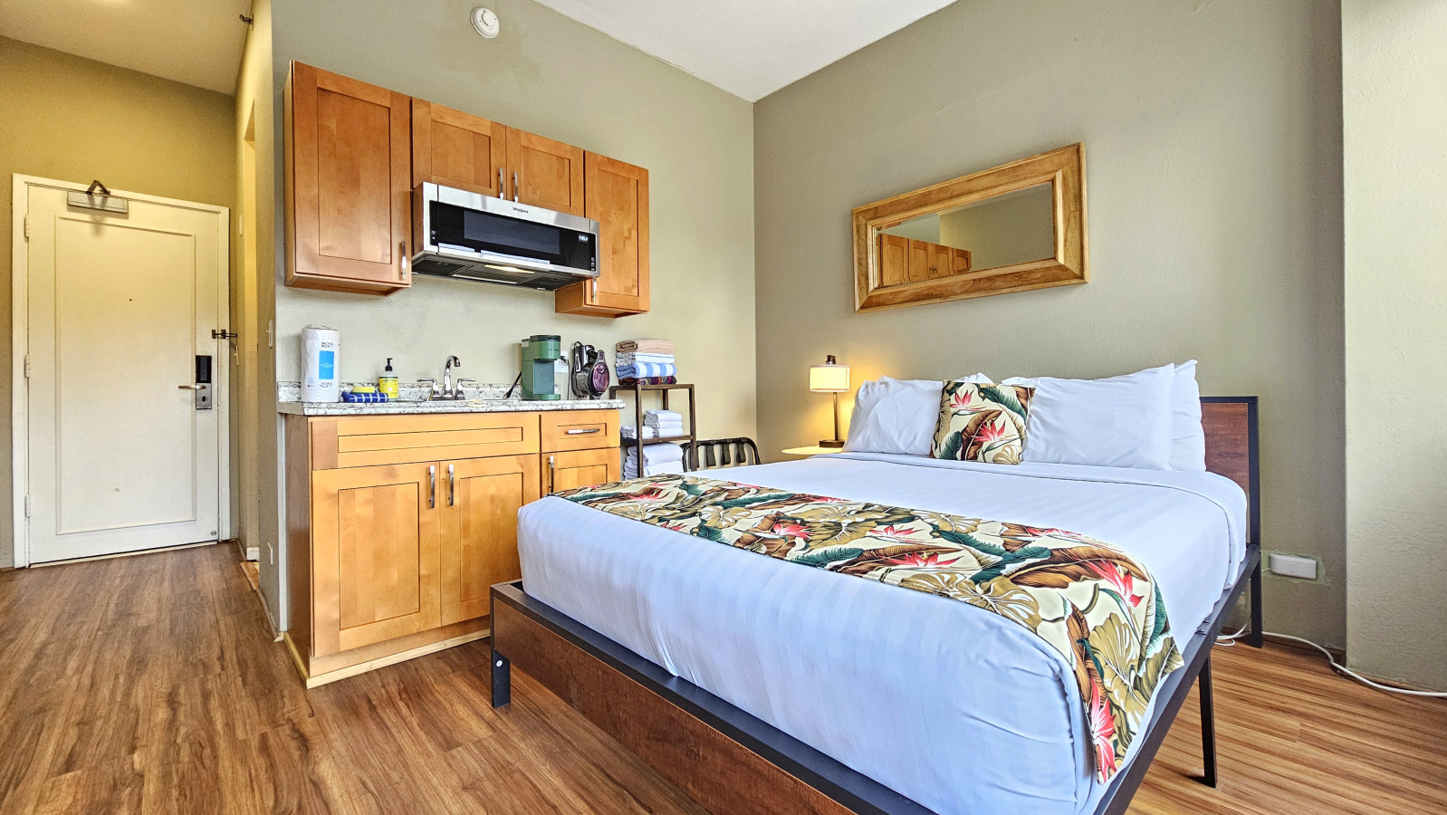 WGH 215 · 20' from Hula's Bar & Lei Stand | Photo 2