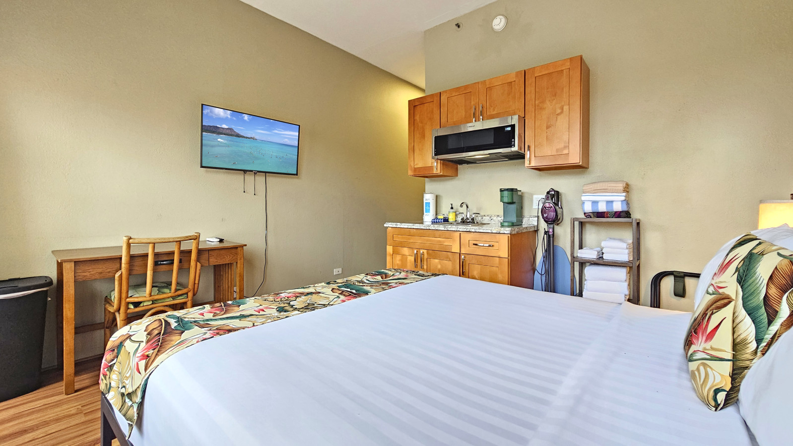 WGH 215 · 20' from Hula's Bar & Lei Stand