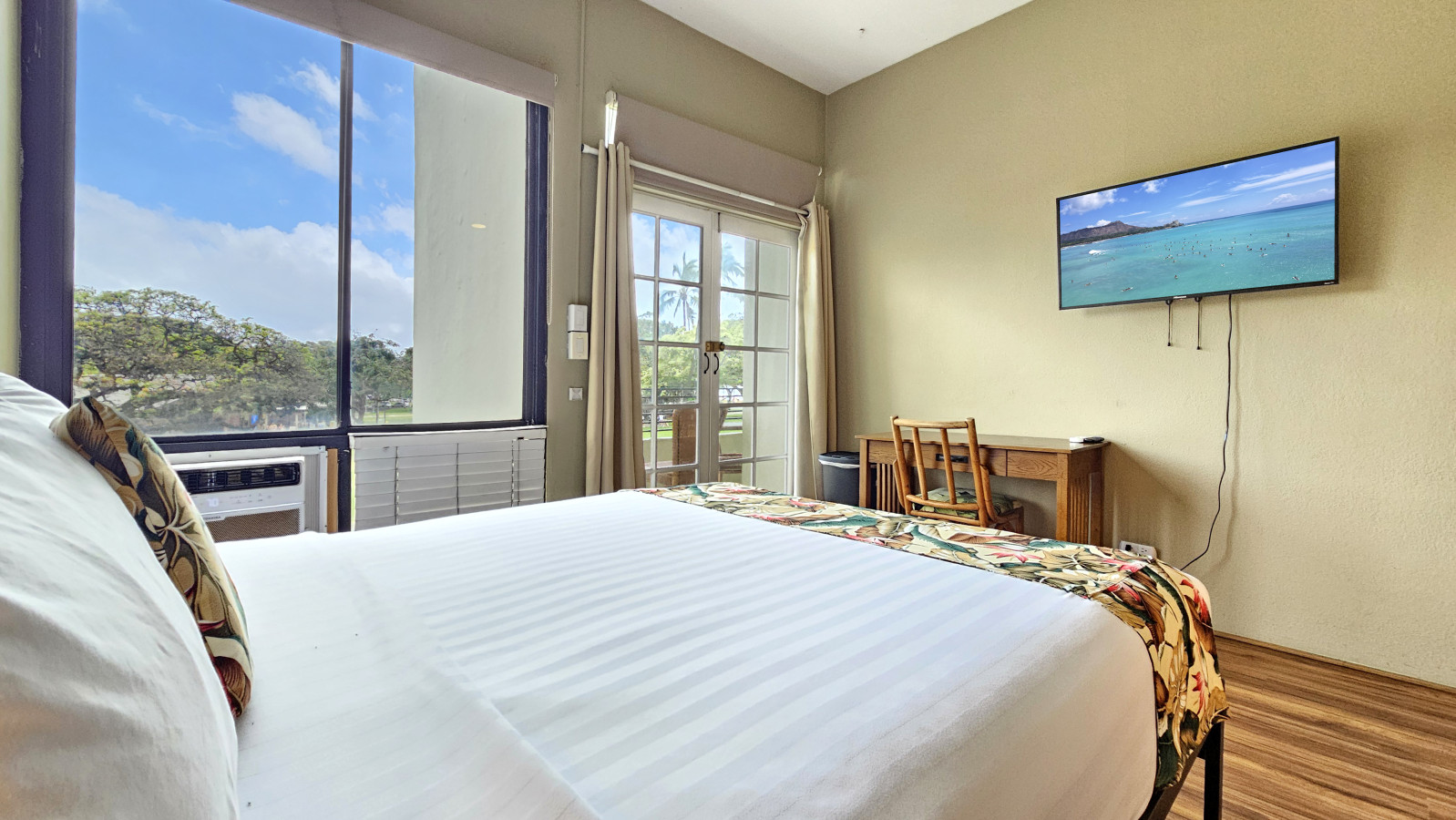 WGH 215 · 20' from Hula's Bar & Lei Stand | Photo 3