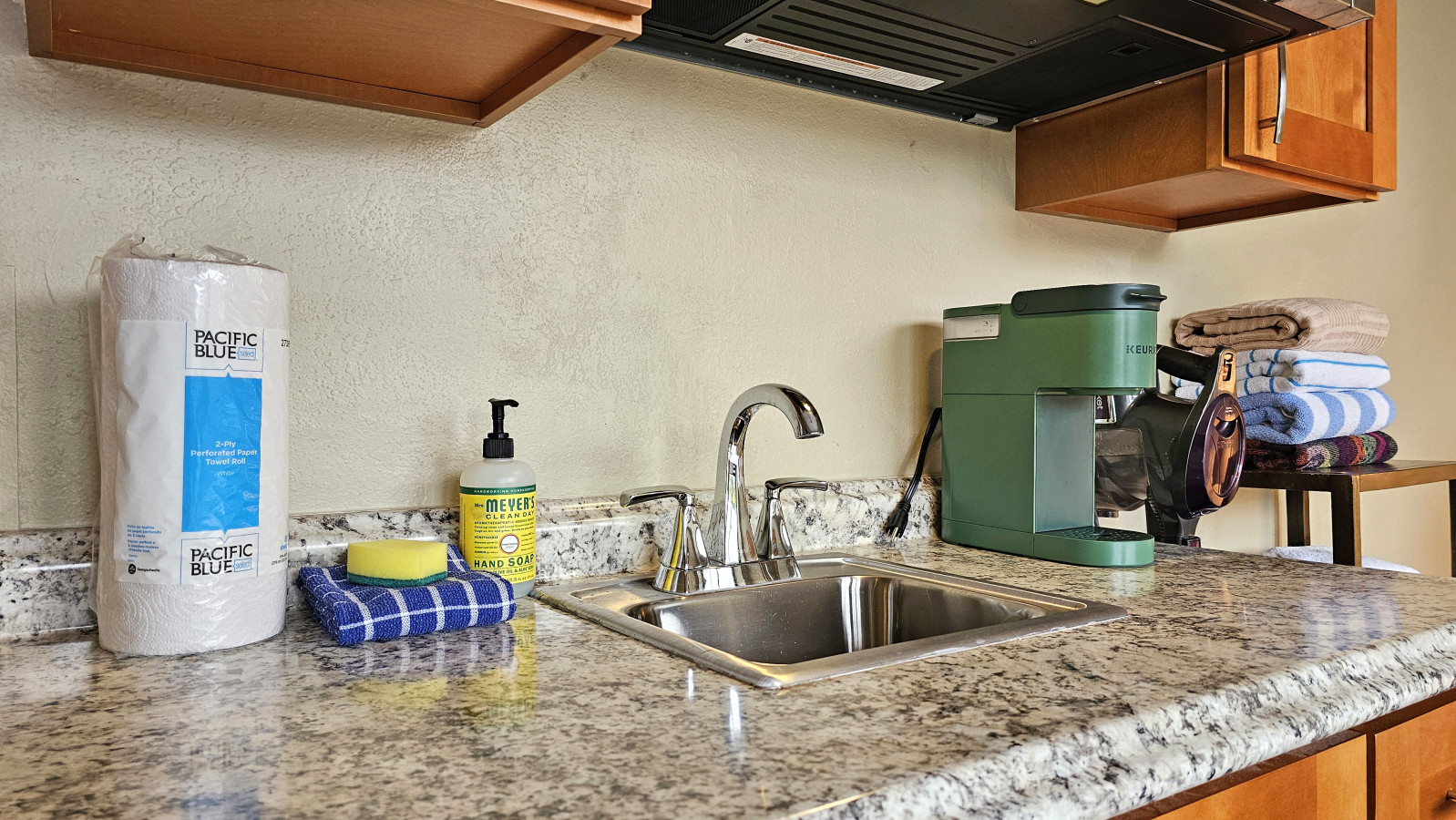 WGH 215 · 20' from Hula's Bar & Lei Stand | Photo 9