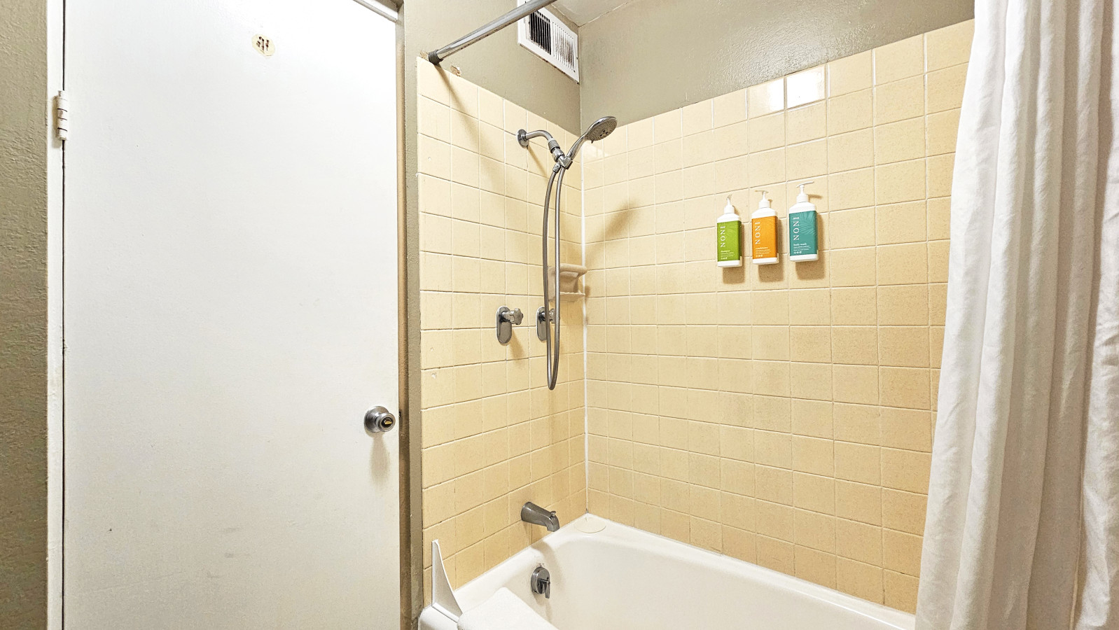 WGH 215 · 20' from Hula's Bar & Lei Stand | Photo 12