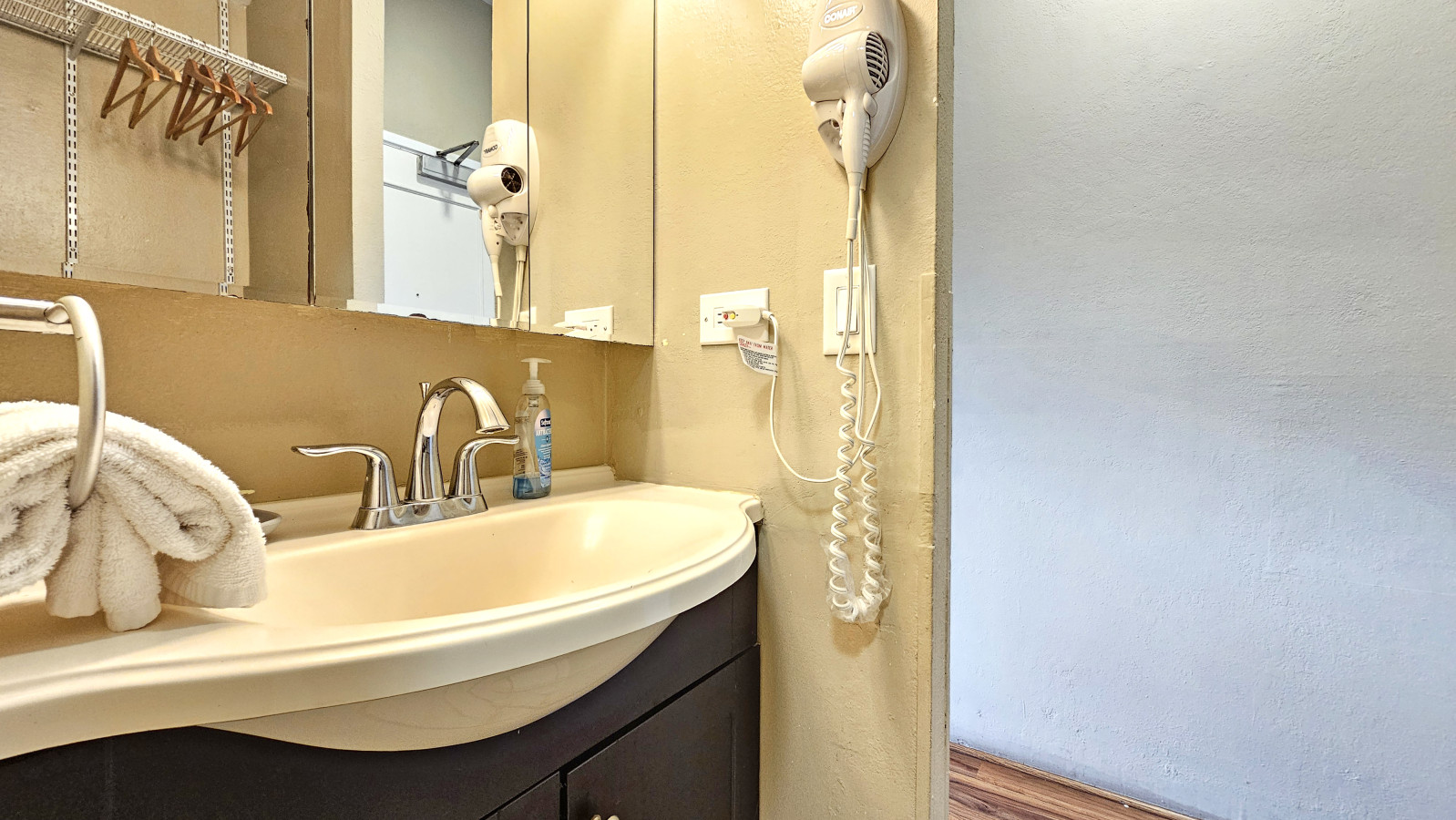 WGH 215 · 20' from Hula's Bar & Lei Stand | Photo 8