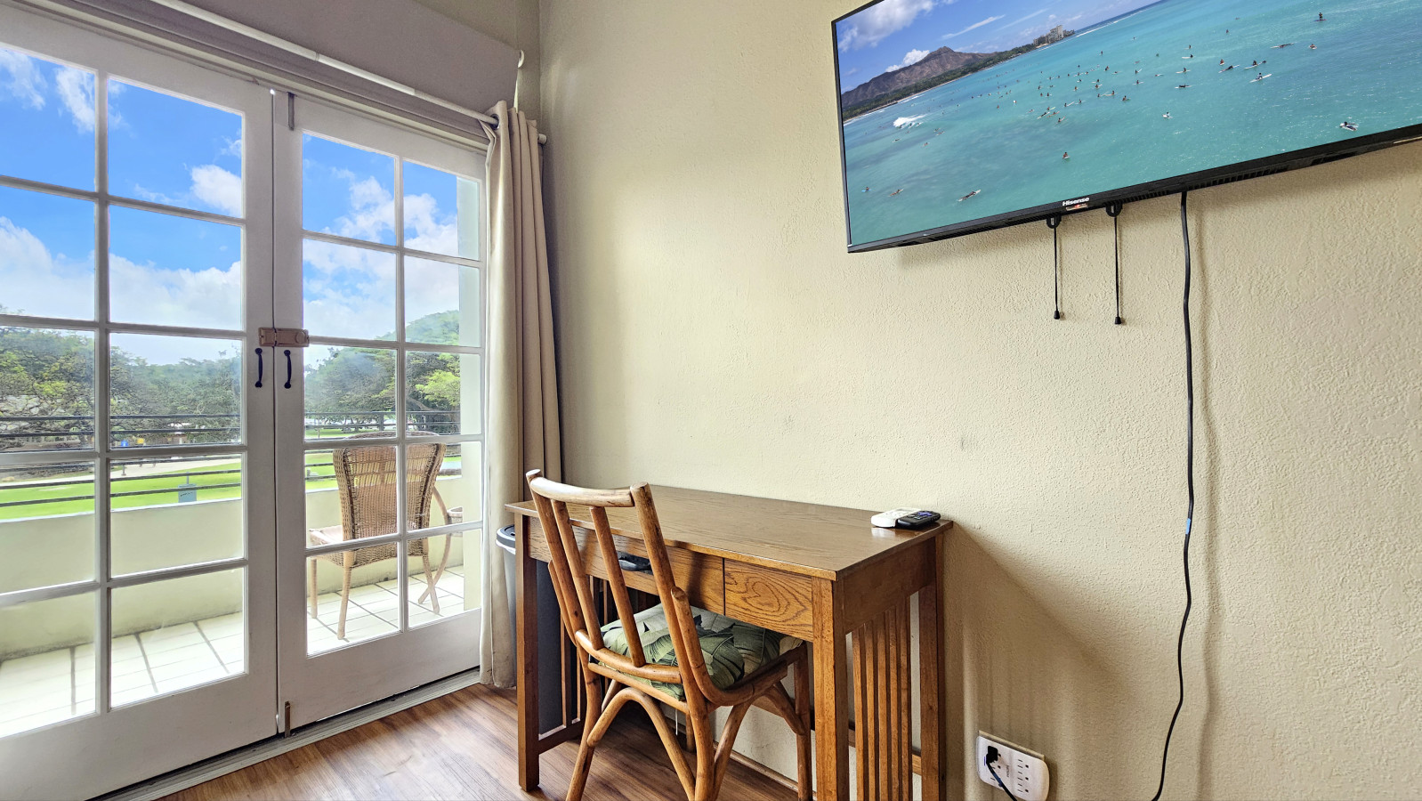 WGH 215 · 20' from Hula's Bar & Lei Stand | Photo 17