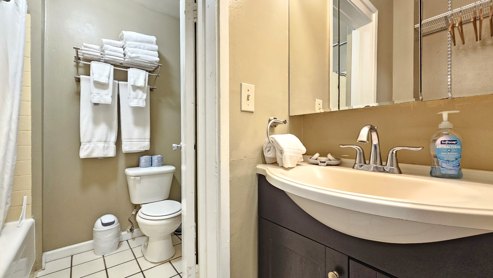 WGH 215 · 20' from Hula's Bar & Lei Stand | Photo 5