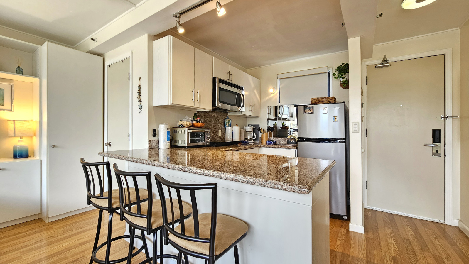 WGH 922 · 9th Floor Spacious Studio | Photo 4