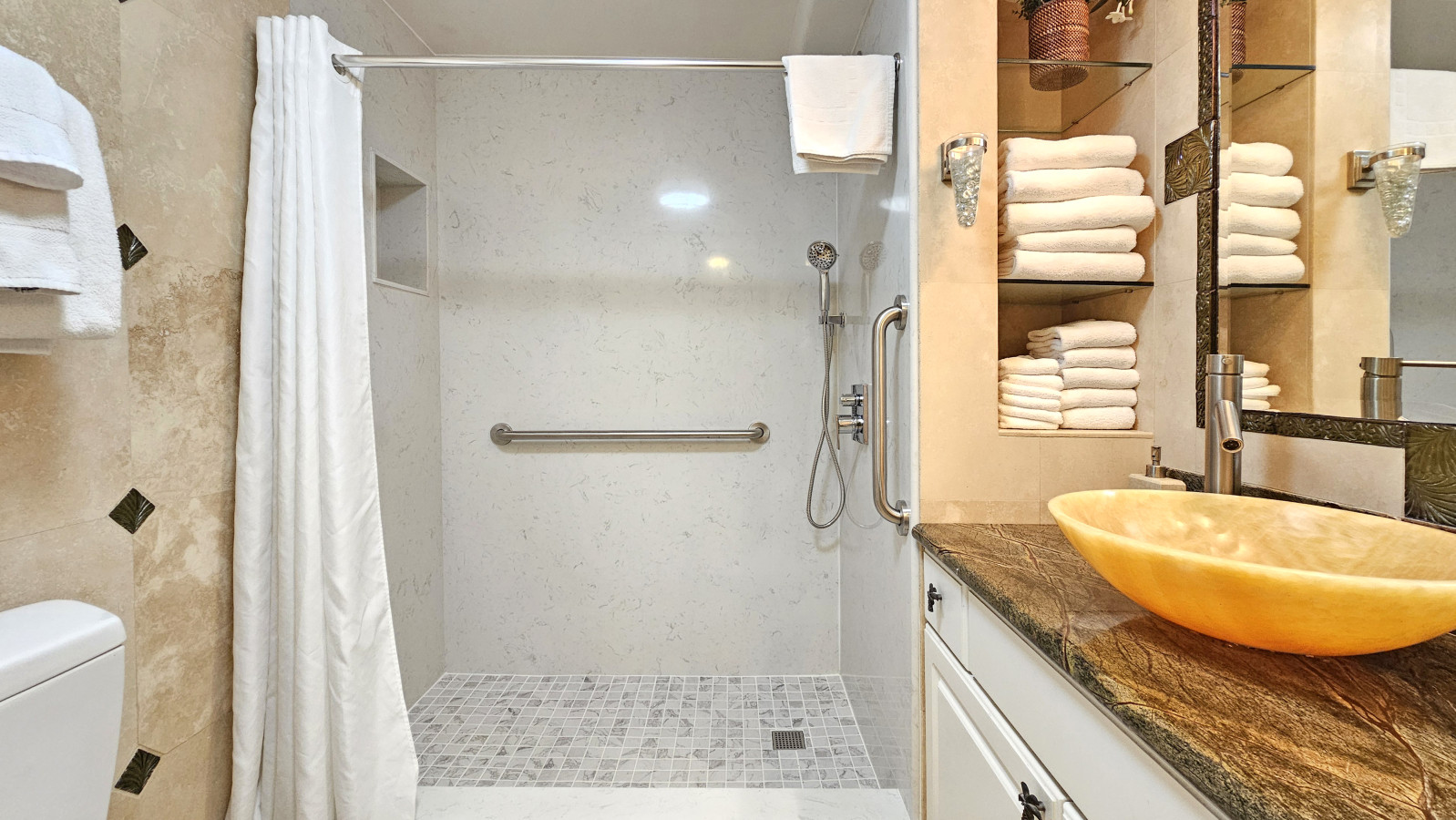 WGH 612 · Suite 612 at The Waikiki Grand | Photo 4