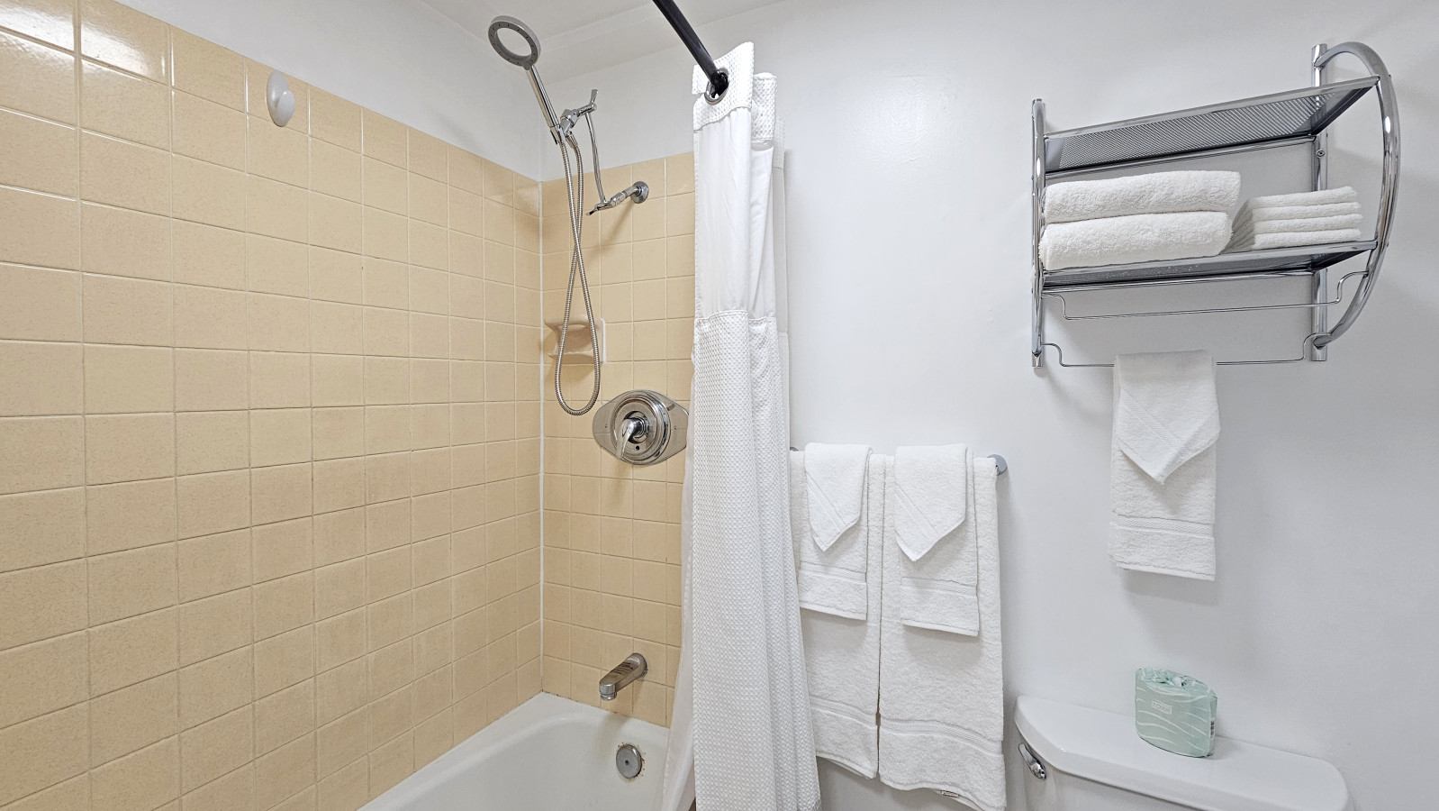 WGH 900 Bright & Modern Corner Unit | Photo 8