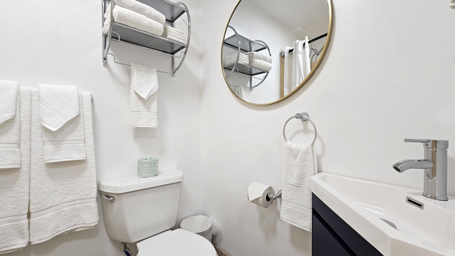 WGH 900 Bright & Modern Corner Unit | Photo 3