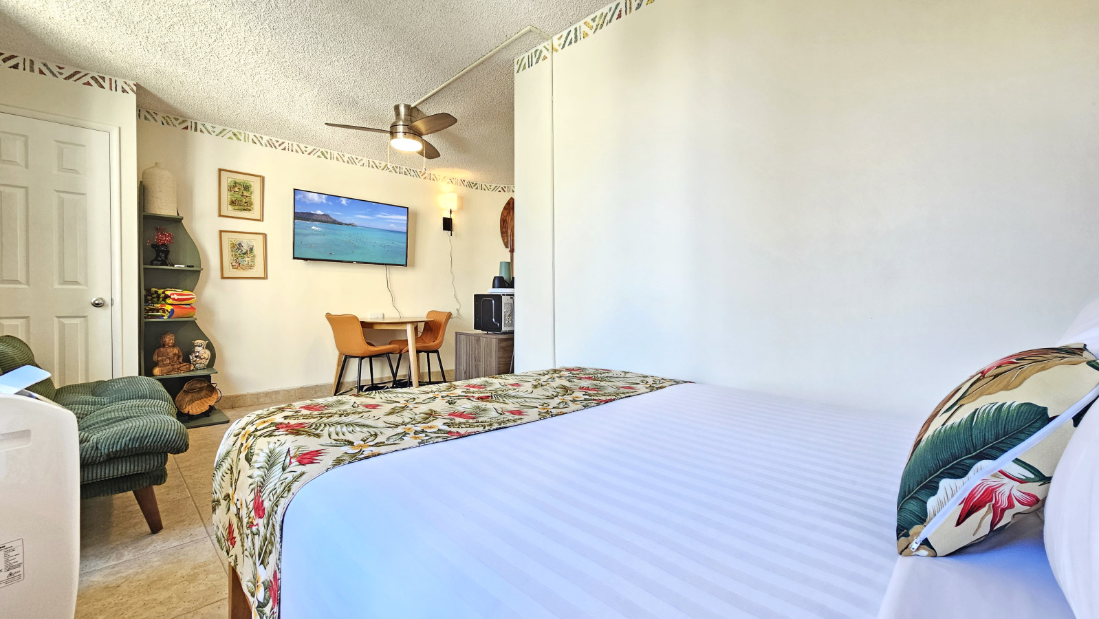 WGH 900 Bright & Modern Corner Unit | Photo 14