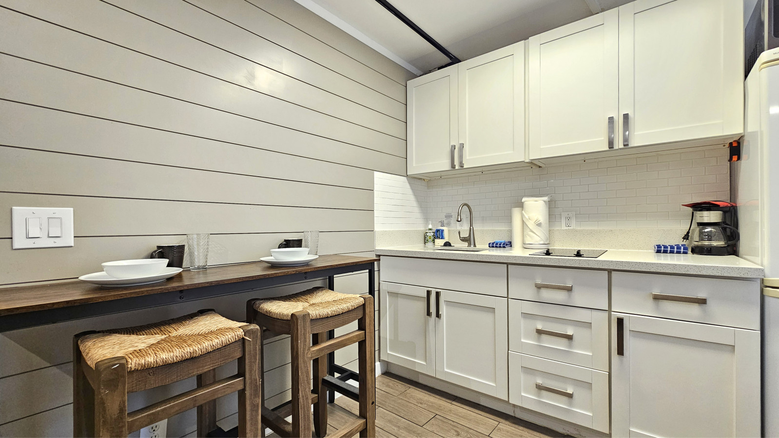 WGH 300 Kitchen Unit modern and updated | Photo 12