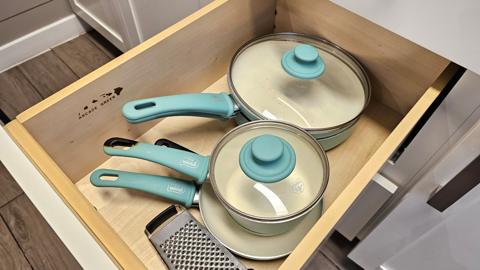 WGH 300 Kitchen Unit modern and updated | Photo 16