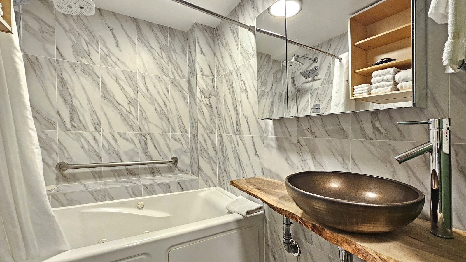 WG 716 | Ocean-View Studio ½Block to Wαiκῑκῑ Beach | Photo 2