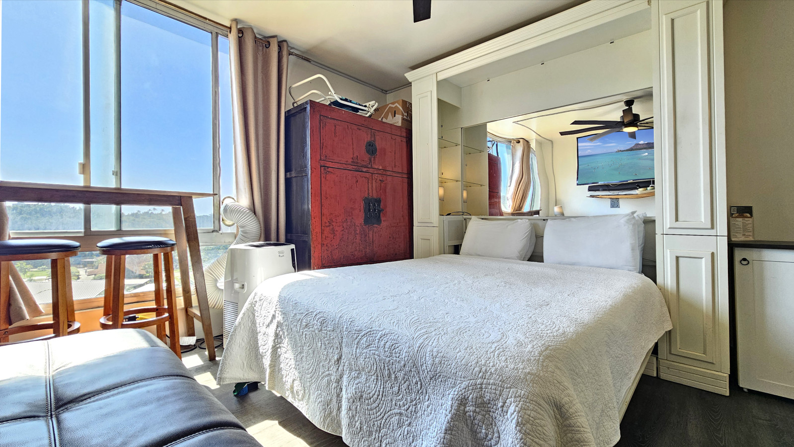 WG 716 | Ocean-View Studio ½Block to Wαiκῑκῑ Beach | Photo 4