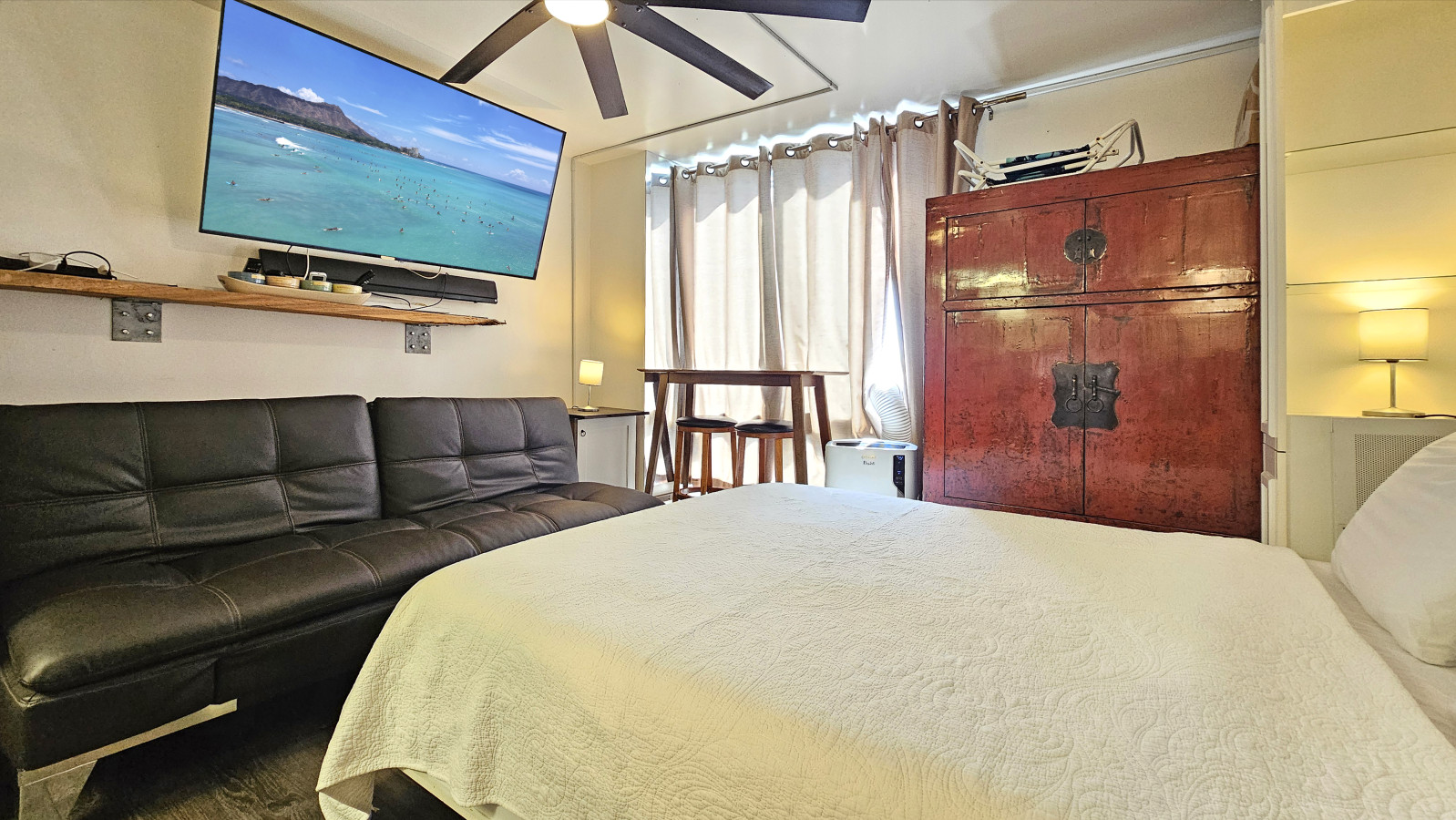 WG 716 | Ocean-View Studio ½Block to Wαiκῑκῑ Beach | Photo 9