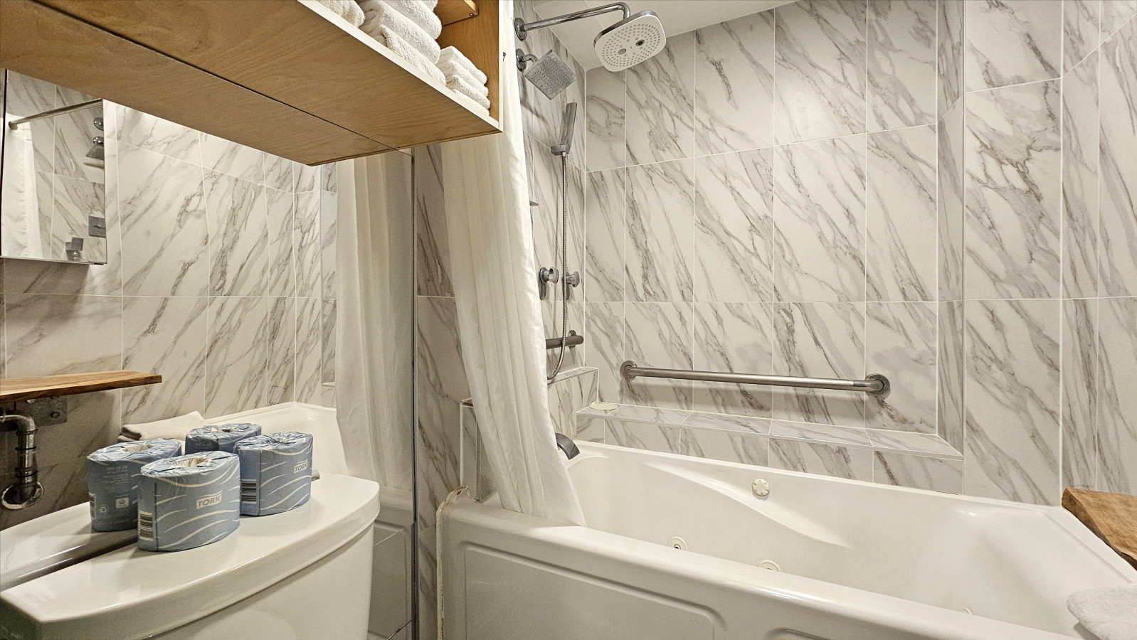 WG 716 | Ocean-View Studio ½Block to Wαiκῑκῑ Beach | Photo 13