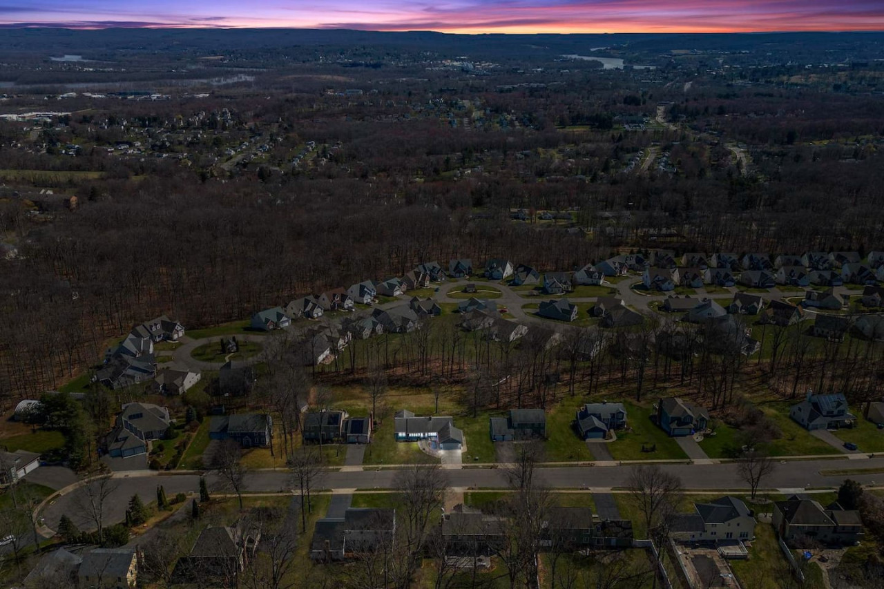 Open Concept Living And Cozy Ambiance - Inviting Spacious Haven - Connecticut