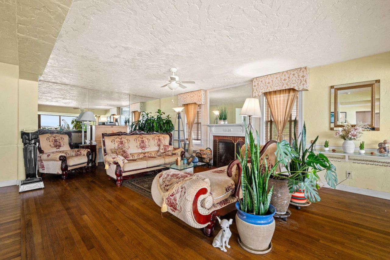 Coastal Charm: Lobster Château 6