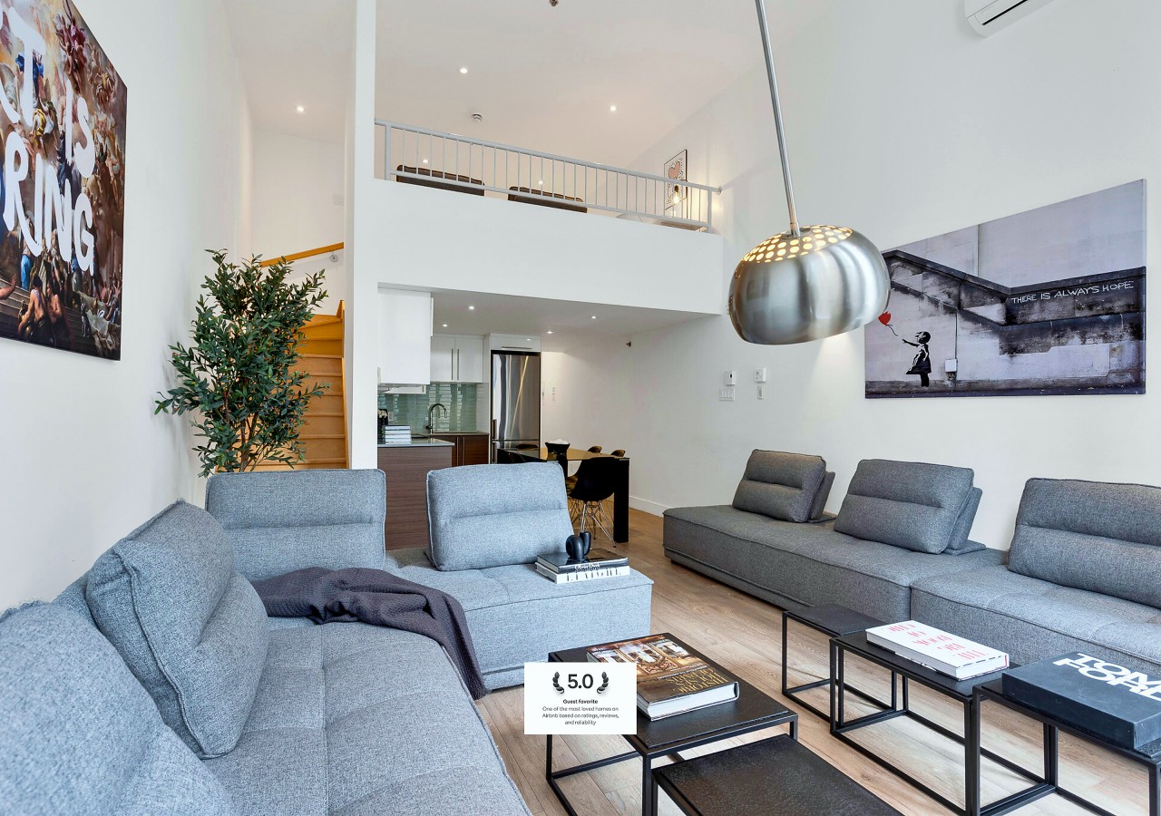 Stylish Mezzanine Retreat And Fast Wifi - Spacious Urban Haven - Montreal