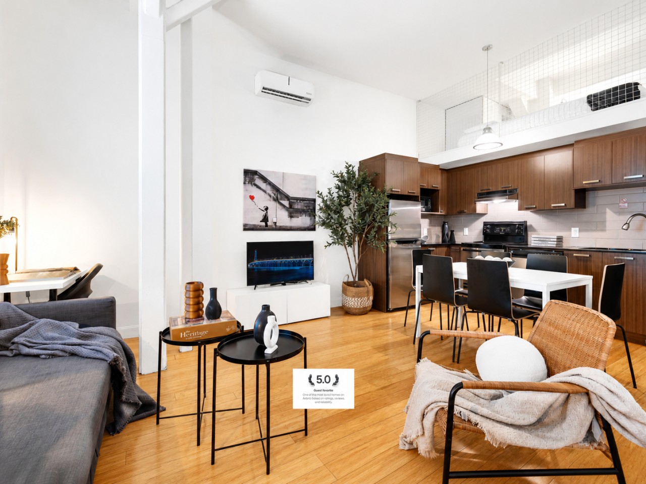 Spacious Mezzanine Loft With Modern Comforts - Elegant Montreal Haven - Montréal
