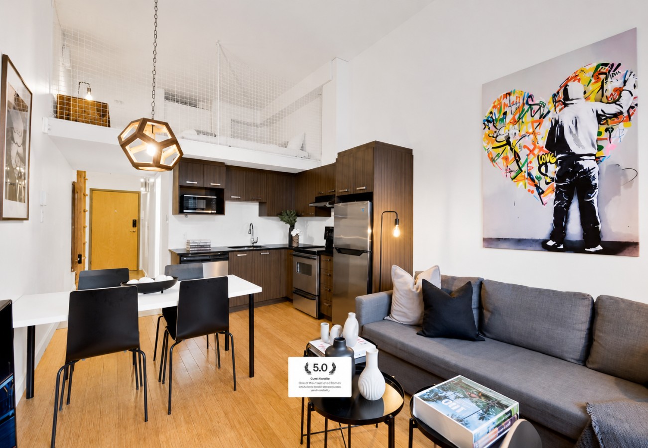Stylish Mezzanine Loft With Modern Amenities - Charming Urban Retreat - Montreal