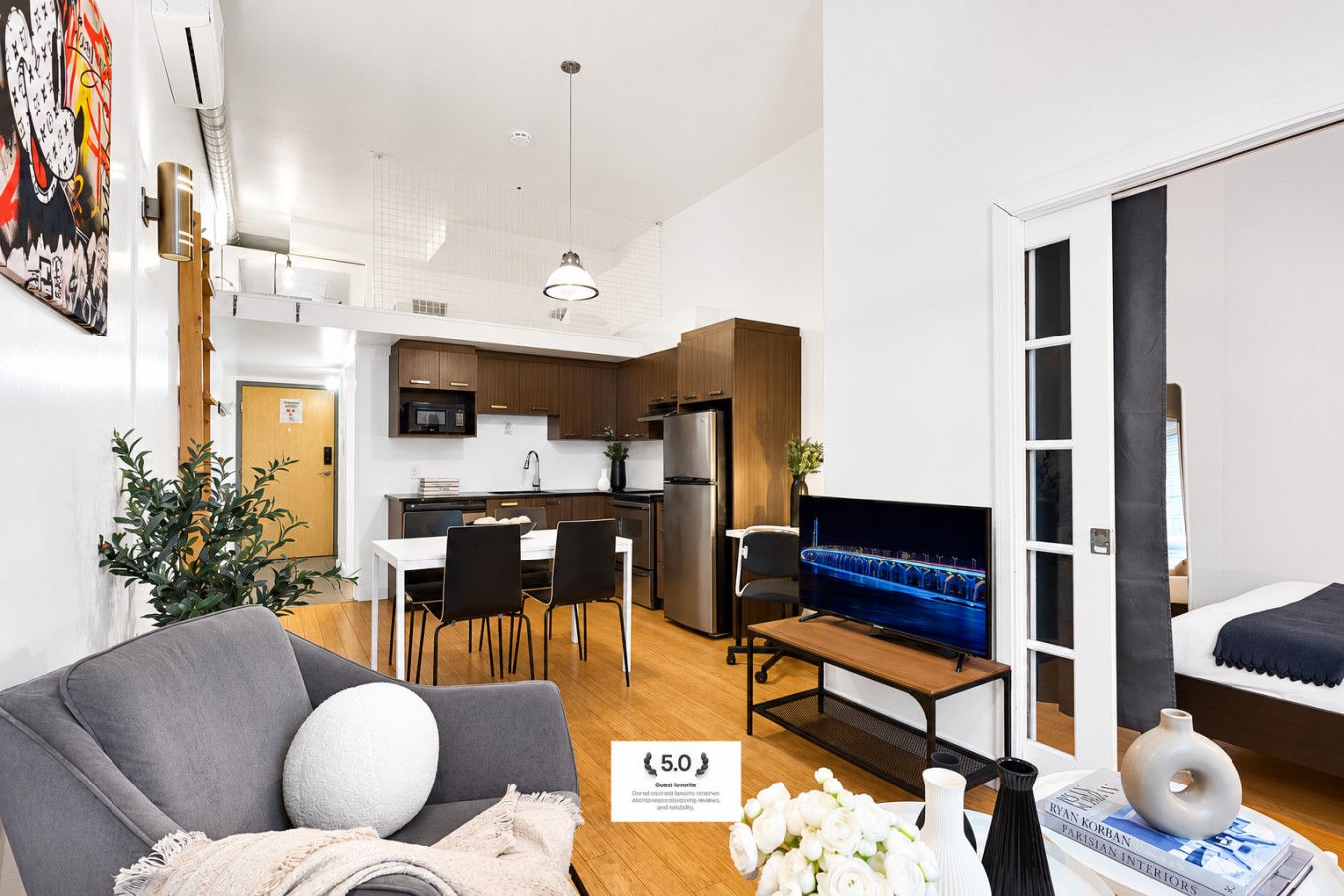 Stylish Mezzanine Loft With Modern Amenities - Cozy Urban Retreat - Laval