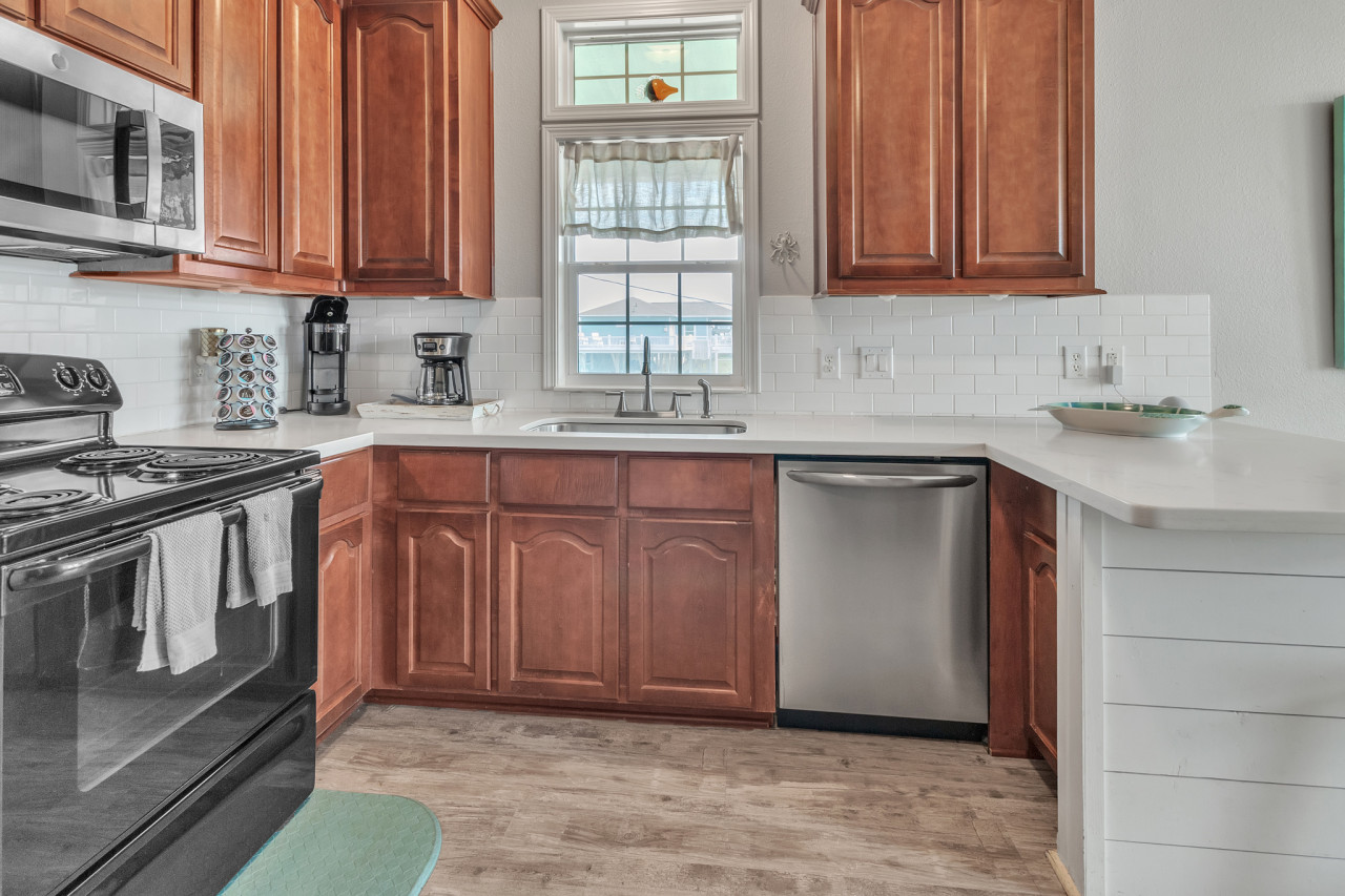 A'Bout Time Beach Retreat~Steps from beach~Golf cart 6