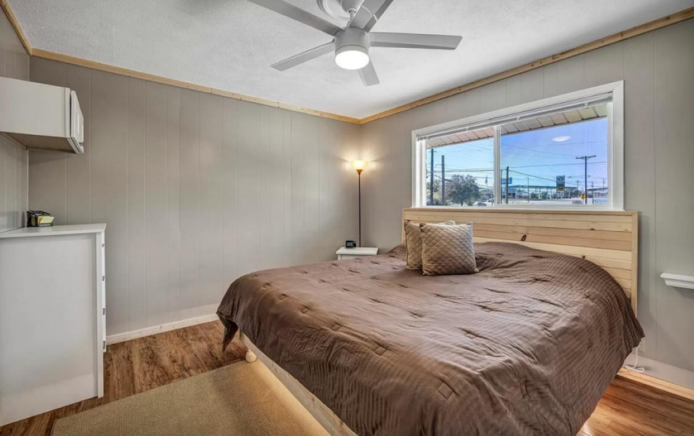 Waterfront Getaway~Lake Access~Deck~BBQ Grill 4