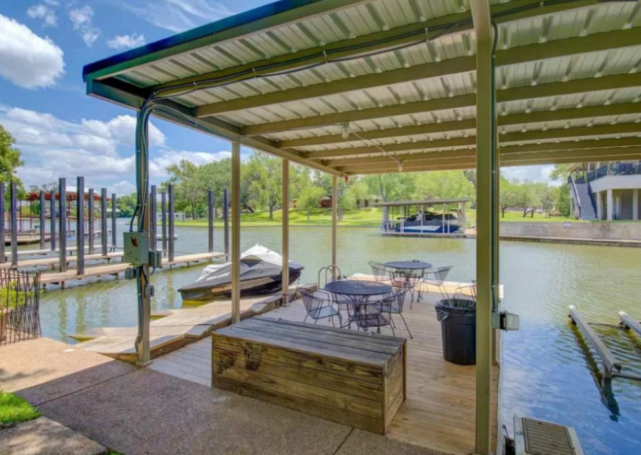 Waterfront Getaway~Lake Access~Deck~BBQ Grill