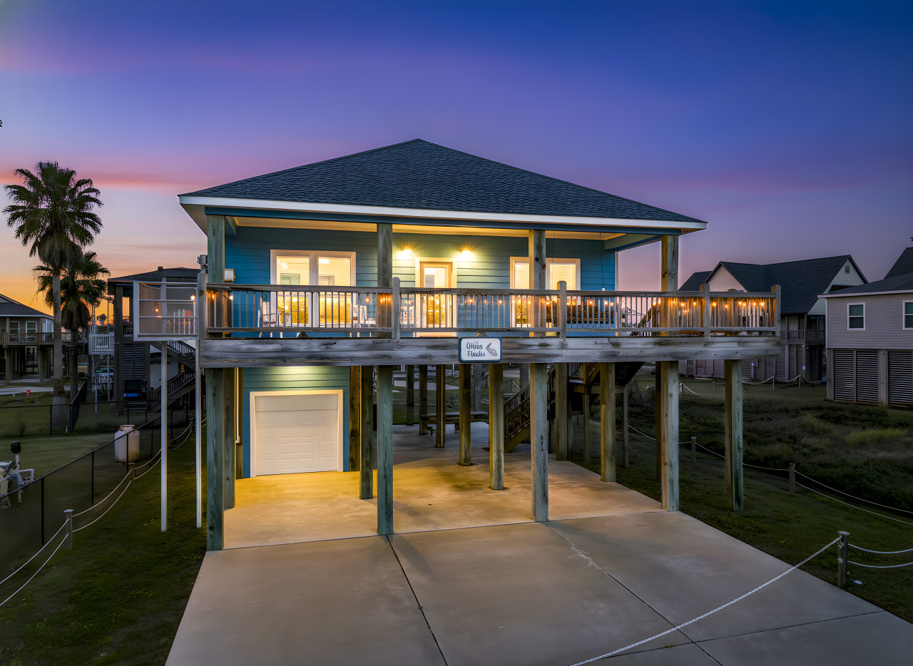 Near beach~BBQ Grill~Swing~Sweeping Deck~Updated~Villa Verdie