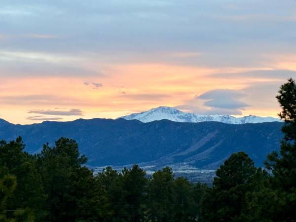 Pikes Peak Views + Acreage + Hot Tub 5 BD 4 BA 10 Minutes to USAFA