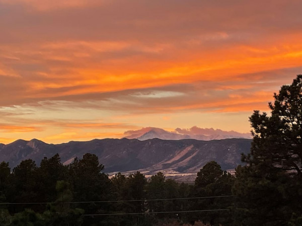 Pikes Peak Vista House 5 BD 4 BA, Hot Tub and Acreage