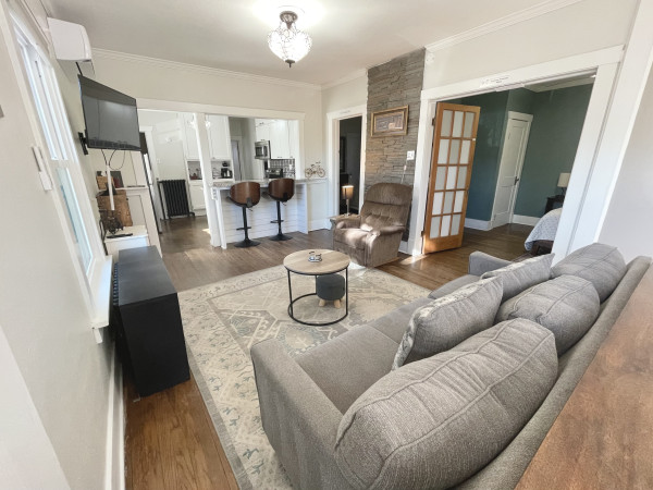 The Wildflower Cottage 3 BD 1 BA Fenced Yard, Deck & Patio, Views of the Mountains- Minutes to The Garden of the Gods