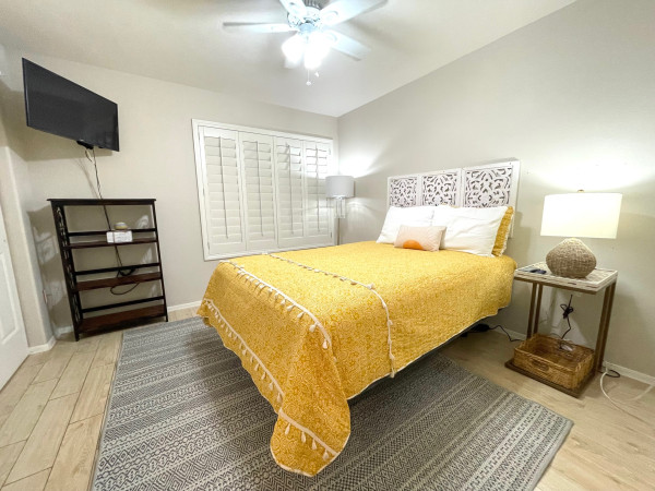 2BR 2BA 1st Level Gated Retreat in North Scottsdale: Minutes from Golf, Dining, and Shopping