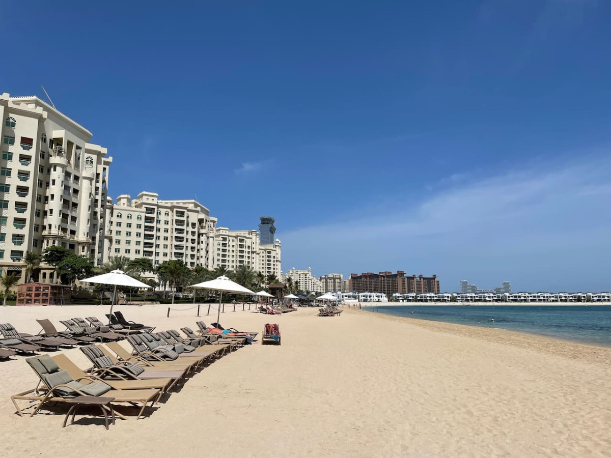 Al Dabas Beach Views, 3BD Sleeps 6, Beachfront — image 33 of 37