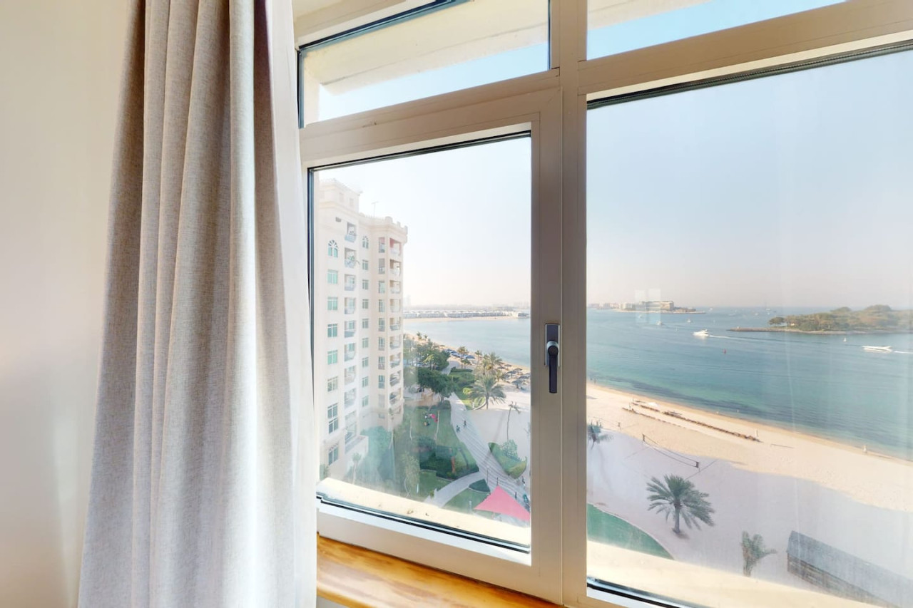 Al Dabas Beach Views, 3BD Sleeps 6, Beachfront — image 25 of 37