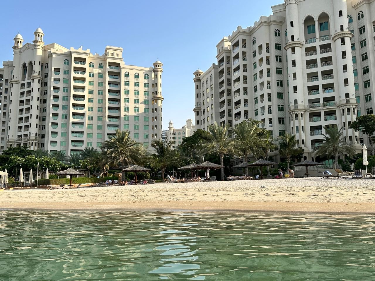 Al Dabas Beach Views, 3BD Sleeps 6, Beachfront — image 1 of 41