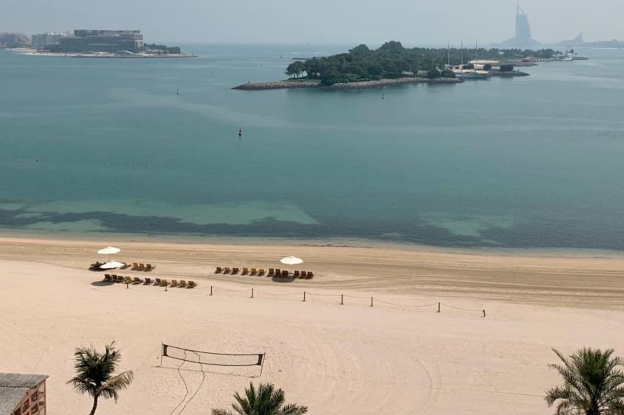 Al Dabas Beach Views, 3BD Sleeps 6, Beachfront — image 1 of 37