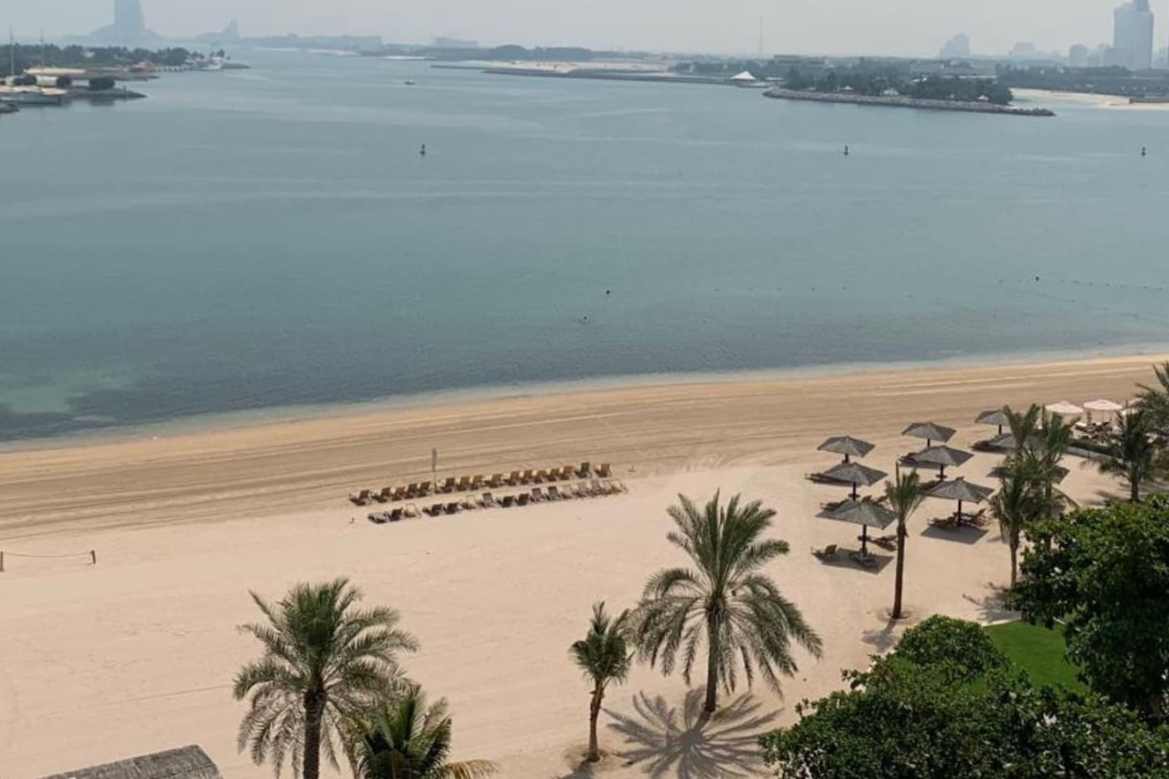 Al Dabas Beach Views, 3BD Sleeps 6, Beachfront — image 36 of 37