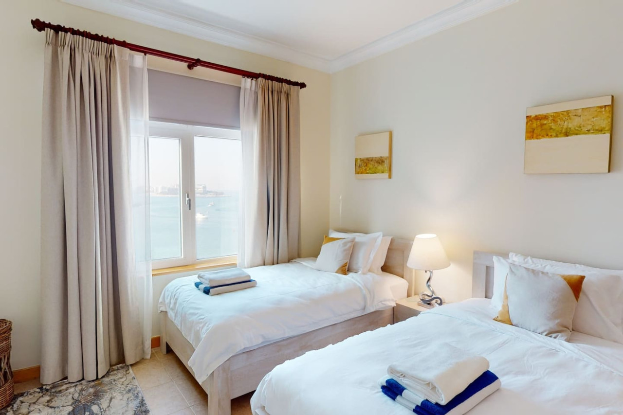 Al Dabas Beach Views, 3BD Sleeps 6, Beachfront — image 21 of 37