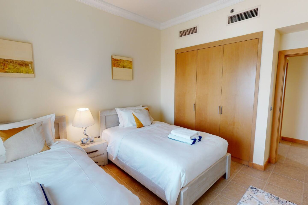 Al Dabas Beach Views, 3BD Sleeps 6, Beachfront — image 22 of 37