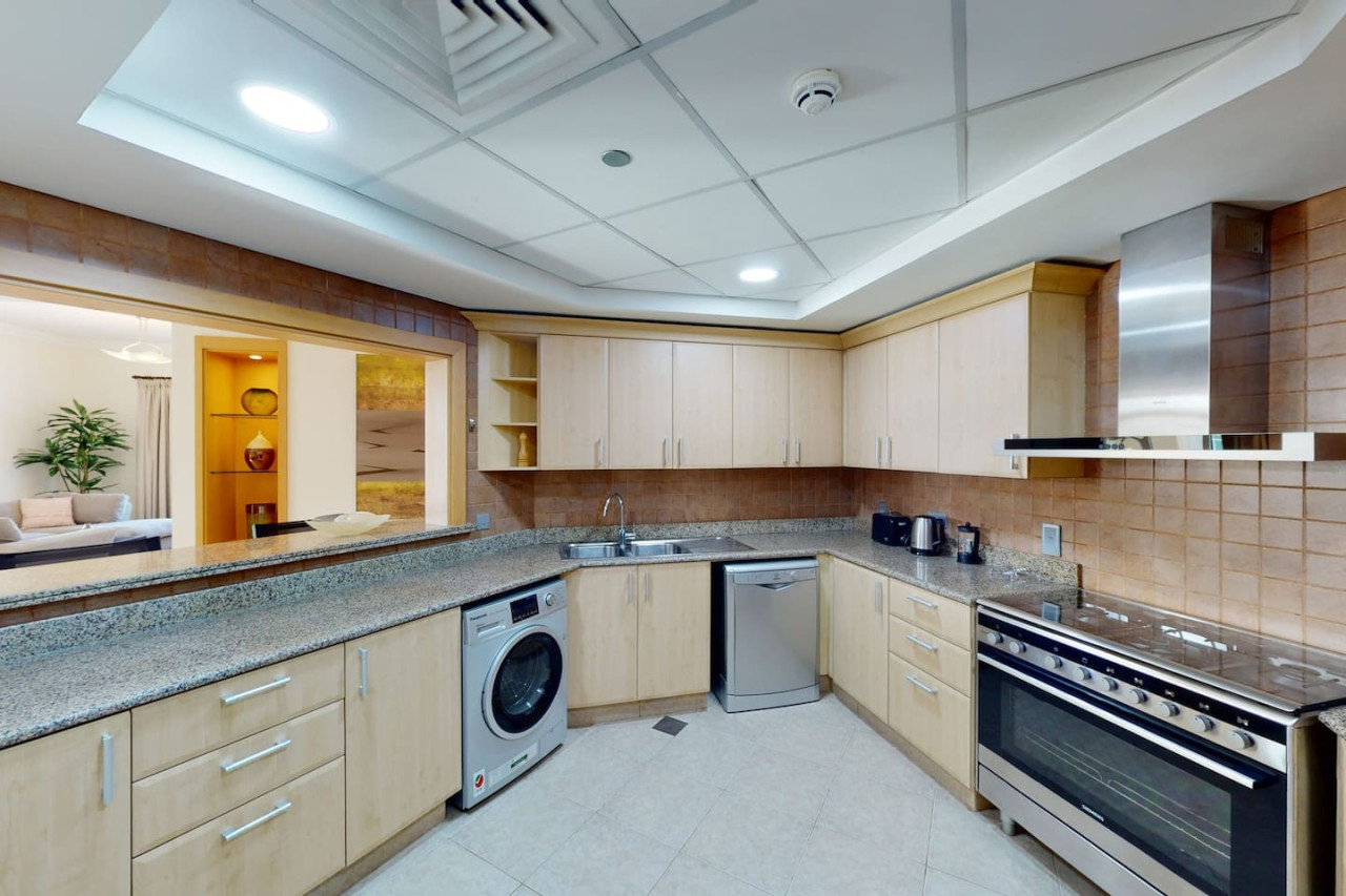 Al Dabas Beach Views, 3BD Sleeps 6, Beachfront — image 14 of 37