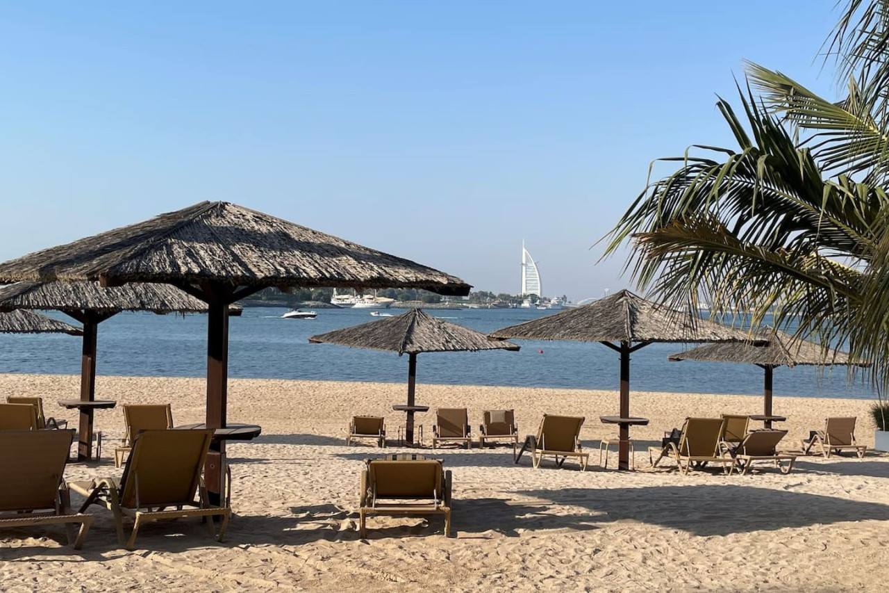 Al Dabas Beach Views, 3BD Sleeps 6, Beachfront — image 34 of 37
