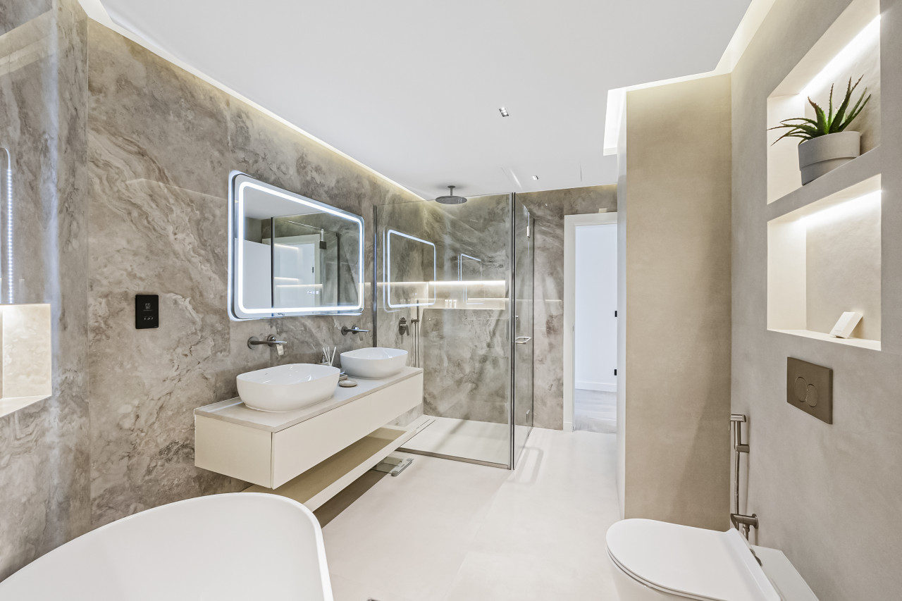 Luxury at Beachside Al Sultana, Jumeirah Shoreline — image 15 of 30