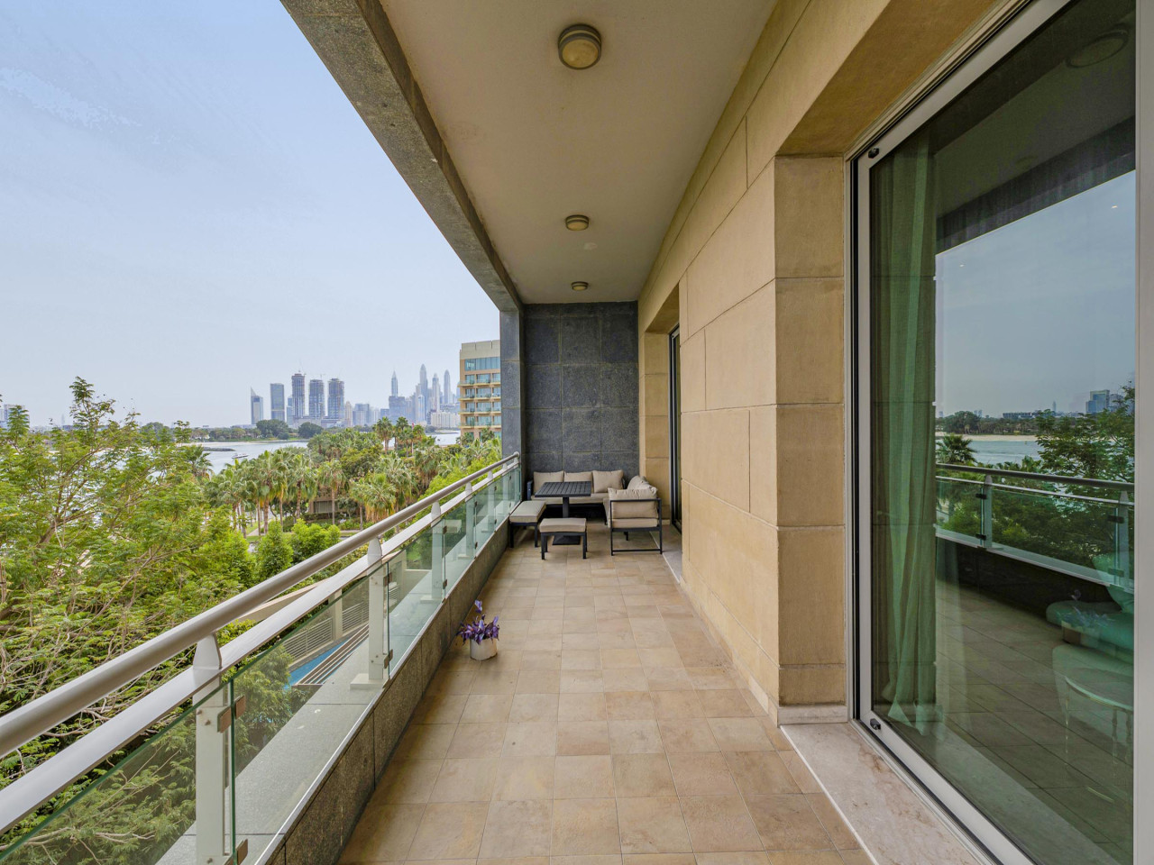 Dream Palm Residence | 3BR Luxury Apartment on Palm Jumeirah — image 22 of 32
