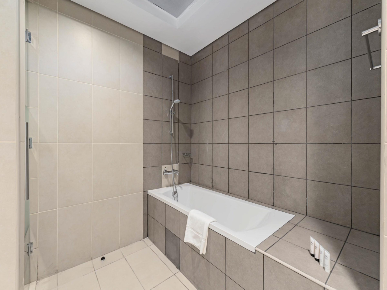 Dream Palm Residence | 3BR Luxury Apartment on Palm Jumeirah — image 21 of 32